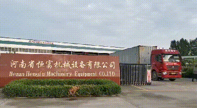 发货第一天:两辆车先后驶出厂区 发货第一天:两辆车先后驶出厂区